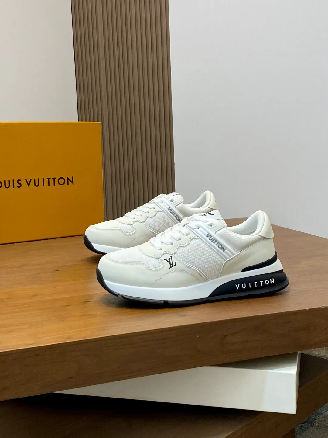 💰800 Lujia new color matching men's 🧍‍♂️trainer sneakers, this LV Trainer sneaker is made of soft grained calfskin and presents pure tones. The brand was born in 1854. The designer's handwritten brand logo is embellished on one side. Virgil Abloh designed it himself. It is a very commemorative sneaker. Brand new LV Louis Vuitton louis vuitton trainer sneaker low casual sports culture versatile basketball shoes Size: 39-44 (38, 45, 46 customized)